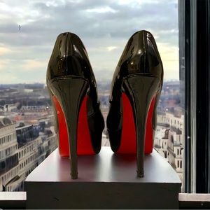 Christian louboutin red bottoms patent black lady peeps